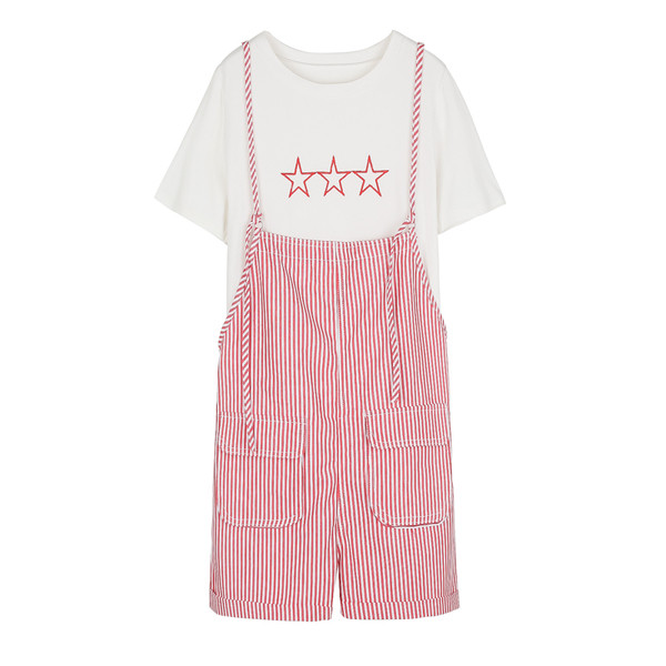 Φρέσκα κυρία στο κόκκινο φόρμες + T-shirt σε λευκό χρώμα