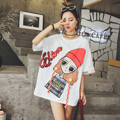 Κομψό κυρίες blouson σε λευκό με διακόσμηση εικόνα και επιγραφή του πούλιες