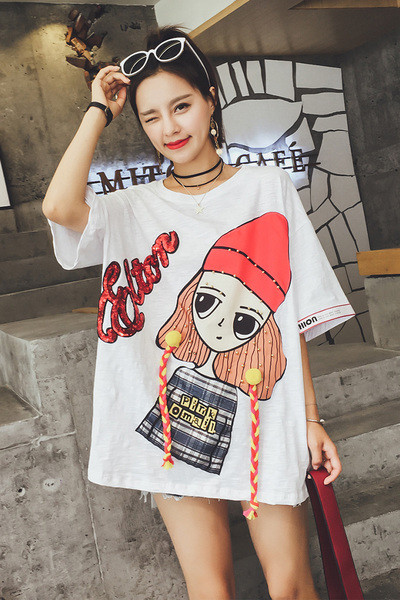 Κομψό κυρίες blouson σε λευκό με διακόσμηση εικόνα και επιγραφή του πούλιες