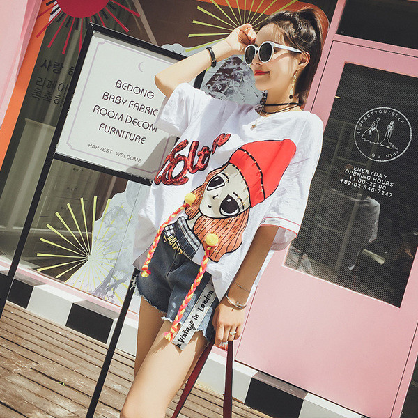 Κομψό κυρίες blouson σε λευκό με διακόσμηση εικόνα και επιγραφή του πούλιες