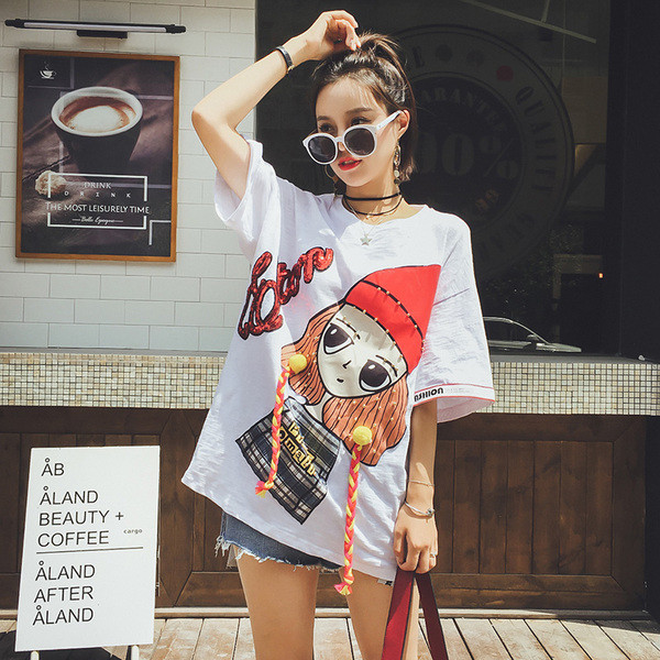 Κομψό κυρίες blouson σε λευκό με διακόσμηση εικόνα και επιγραφή του πούλιες