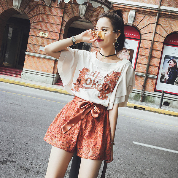 Дамски стилен сет - блуза с бродерия и къси широки панталони в дантела