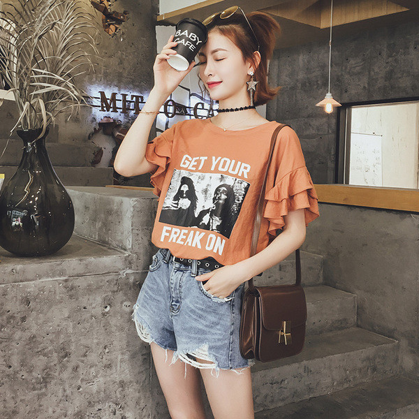 Μοντέρνο και κομψό κυρίες μπλούζα με φαρδιά μανίκια σε καφέ