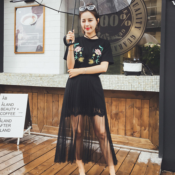 σύνολο κομψό κυρίες - μπλούζα με κέντημα και 3/4 μανίκια και μακριά φούστα με ένα διαφανές τμήμα