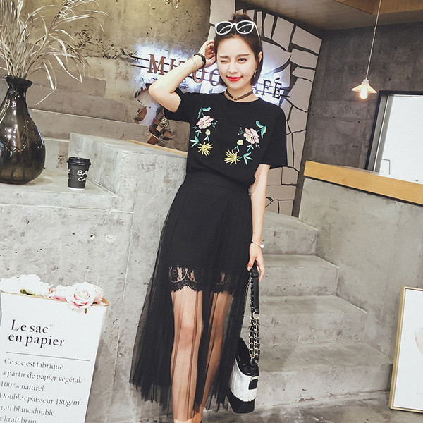 σύνολο κομψό κυρίες - μπλούζα με κέντημα και 3/4 μανίκια και μακριά φούστα με ένα διαφανές τμήμα