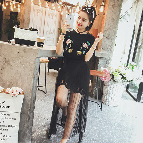 σύνολο κομψό κυρίες - μπλούζα με κέντημα και 3/4 μανίκια και μακριά φούστα με ένα διαφανές τμήμα