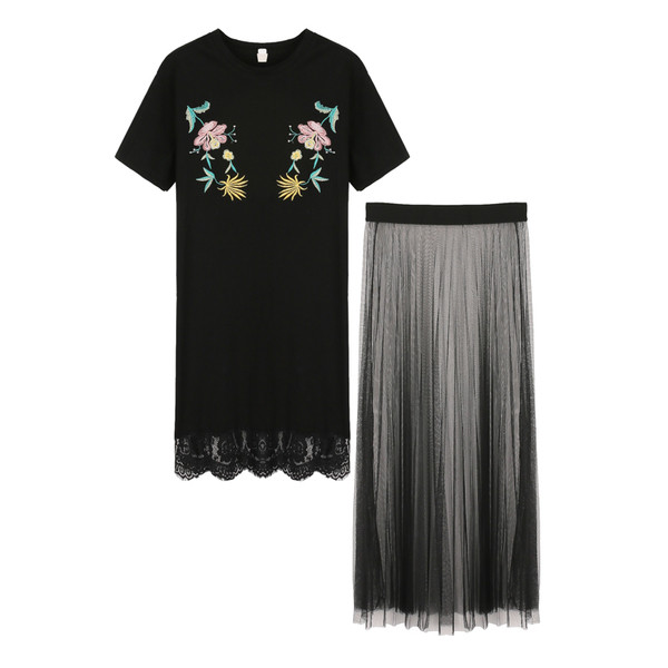 σύνολο κομψό κυρίες - μπλούζα με κέντημα και 3/4 μανίκια και μακριά φούστα με ένα διαφανές τμήμα