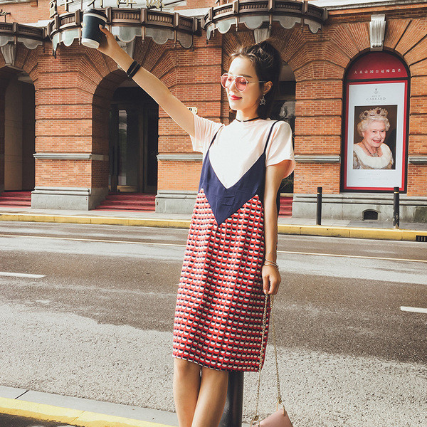 Σύγχρονη κυρίες μακρύ καλοκαιρινό φόρεμα με λεπτές τιράντες + T-shirt