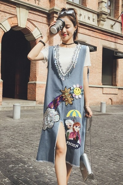 Κομψό κυρίες φόρεμα με λουλούδια κεντήματα και σχισμή