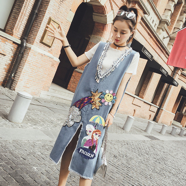 Κομψό κυρίες φόρεμα με λουλούδια κεντήματα και σχισμή