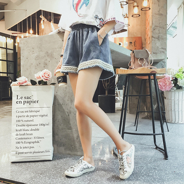 Κομψή ευρεία σορτς για τις γυναίκες και λάστιχο στη μέση-