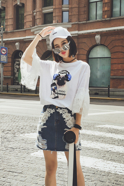 Κομψό κυρίες μπλούζα με 3/4 μανίκια και καθαρή δαντέλα και πούλιες εικόνα