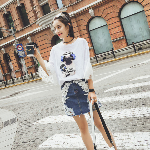 Κομψό κυρίες μπλούζα με 3/4 μανίκια και καθαρή δαντέλα και πούλιες εικόνα