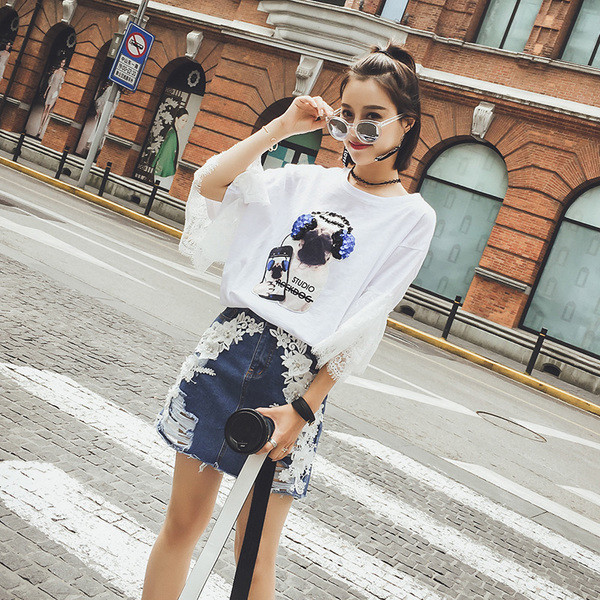 Κομψό κυρίες μπλούζα με 3/4 μανίκια και καθαρή δαντέλα και πούλιες εικόνα