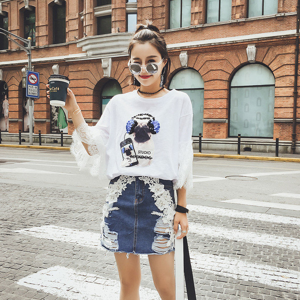 Κομψό κυρίες μπλούζα με 3/4 μανίκια και καθαρή δαντέλα και πούλιες εικόνα