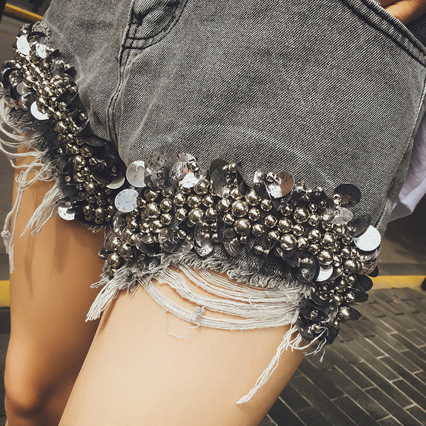 Κομψό και μοντέρνο παντελόνι σύντομο τζιν με τεράστια διακόσμηση και υψηλής μεσάτο