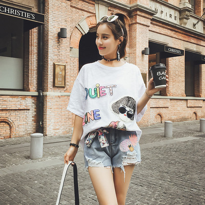 Ενδιαφέρουσες κυρίες blouson σε λευκό με 3/4 φαρδιά μανίκια, με επιγραφές και μια εικόνα