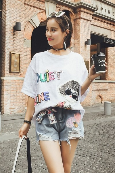 Ενδιαφέρουσες κυρίες blouson σε λευκό με 3/4 φαρδιά μανίκια, με επιγραφές και μια εικόνα