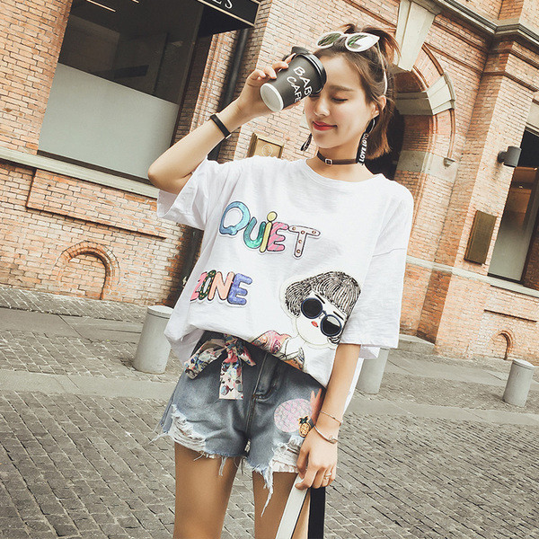 Ενδιαφέρουσες κυρίες blouson σε λευκό με 3/4 φαρδιά μανίκια, με επιγραφές και μια εικόνα