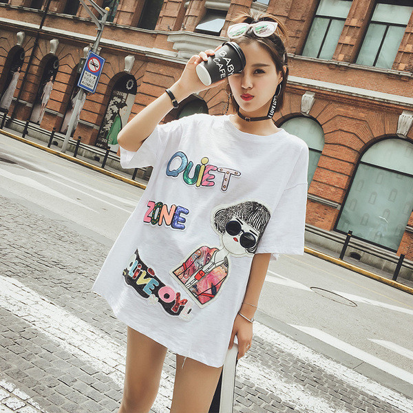 Ενδιαφέρουσες κυρίες blouson σε λευκό με 3/4 φαρδιά μανίκια, με επιγραφές και μια εικόνα