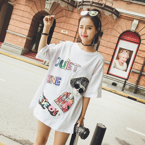 Ενδιαφέρουσες κυρίες blouson σε λευκό με 3/4 φαρδιά μανίκια, με επιγραφές και μια εικόνα