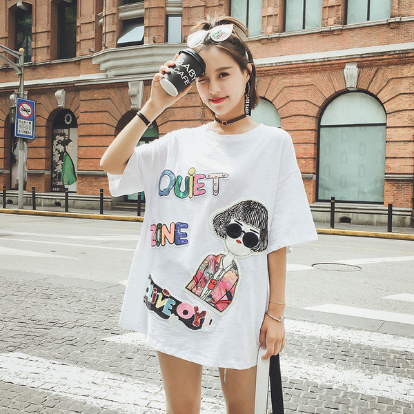 Ενδιαφέρουσες κυρίες blouson σε λευκό με 3/4 φαρδιά μανίκια, με επιγραφές και μια εικόνα