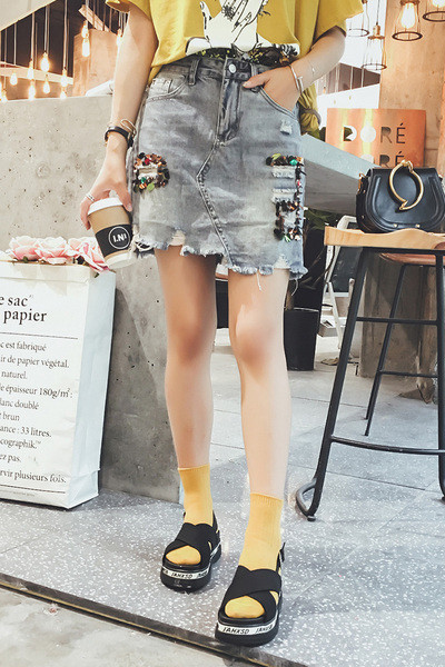 Κομψό κυρίες φούστα με ψηλή μέση και διακόσμηση - πούλιες