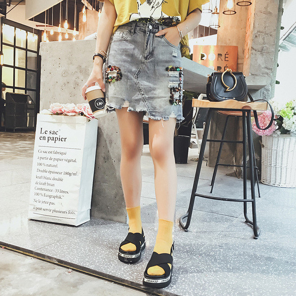 Κομψό κυρίες φούστα με ψηλή μέση και διακόσμηση - πούλιες