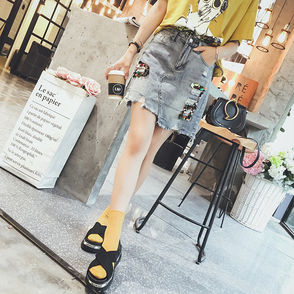 Κομψό κυρίες φούστα με ψηλή μέση και διακόσμηση - πούλιες