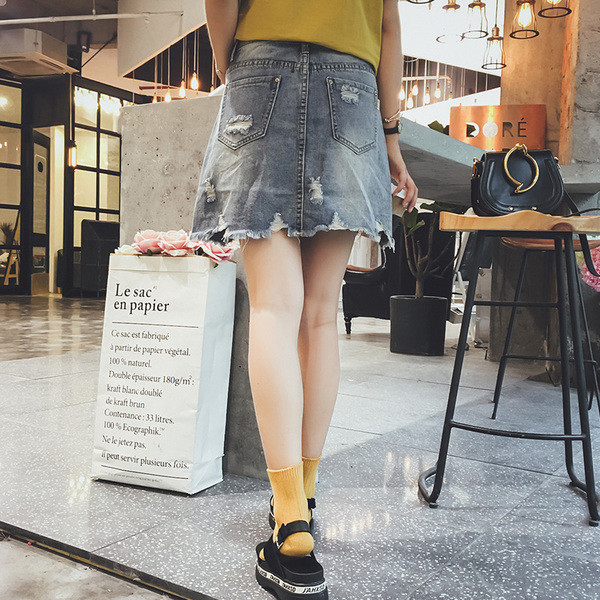 Κομψό κυρίες φούστα με ψηλή μέση και διακόσμηση - πούλιες