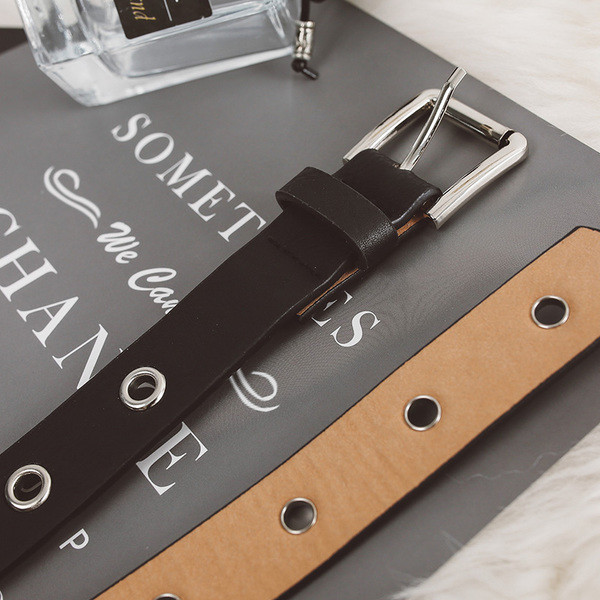 Κομψό κυρίες δερμάτινη ζώνη με μεταλλικούς κρίκους σε μαύρο χρώμα