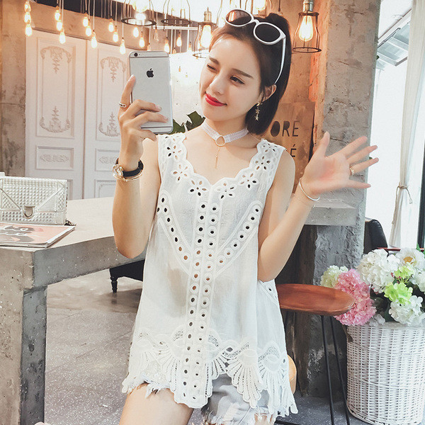 Οι γυναίκες μακρύ πουκάμισο σε ένα ευρύ μοντέλο στα λευκά