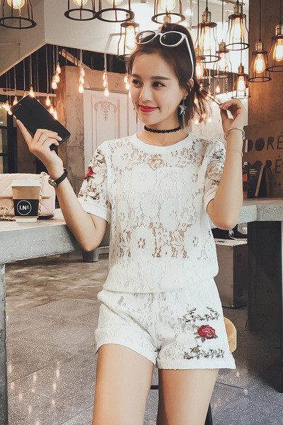 Κομψό κυρίες που δαντέλα σε λευκό