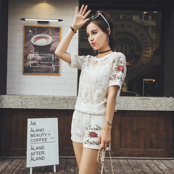 Κομψό κυρίες που δαντέλα σε λευκό