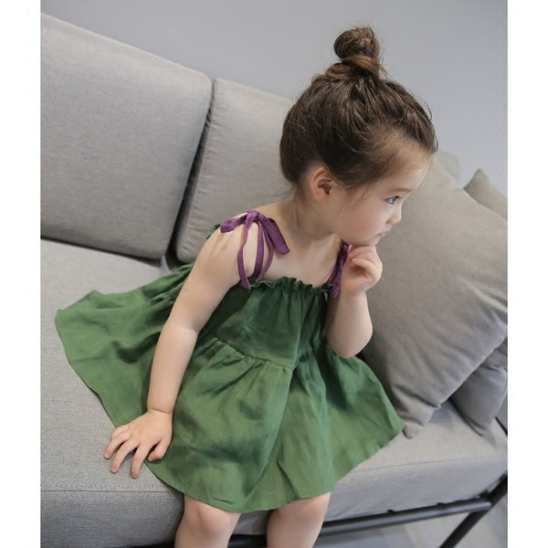 Ευρεία παιδιά φόρεμα με λεπτές γραβάτες σε μοβ και πράσινο