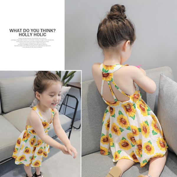 Τα παιδιά ντύνονται για τα κορίτσια με την πλάτη διακοσμημένο με λουλούδια