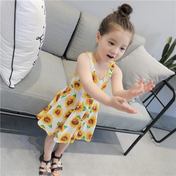 Τα παιδιά ντύνονται για τα κορίτσια με την πλάτη διακοσμημένο με λουλούδια