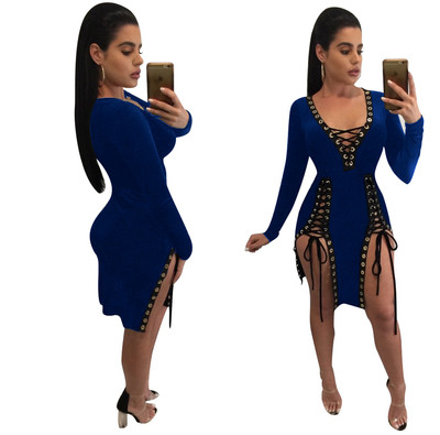 Η σύγχρονη γυναικεία φόρεμα με V-λαιμό, και τους συνδέσμους