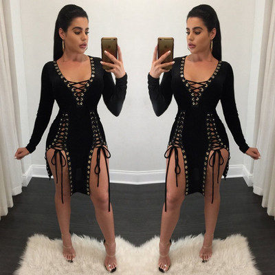 Η σύγχρονη γυναικεία φόρεμα με V-λαιμό, και τους συνδέσμους