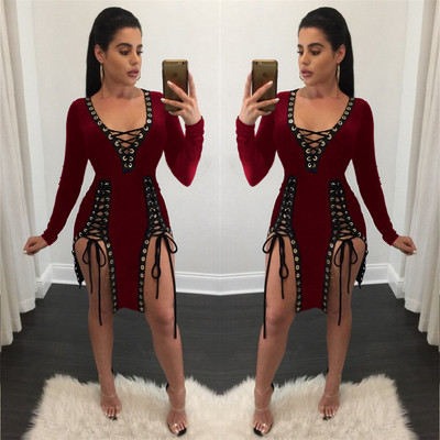 Η σύγχρονη γυναικεία φόρεμα με V-λαιμό, και τους συνδέσμους