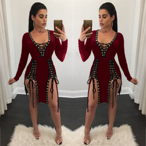 Η σύγχρονη γυναικεία φόρεμα με V-λαιμό, και τους συνδέσμους