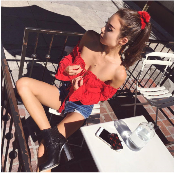 Σύντομη κυρίες μπλούζα με μακριά μανίκια με έναν ώμο και συνδέσεις