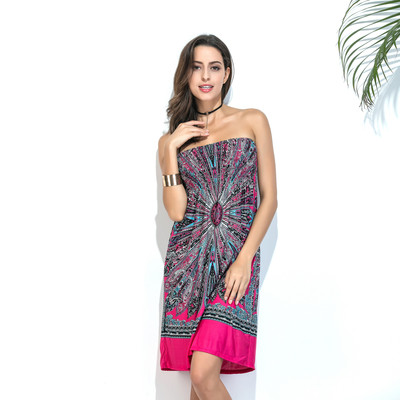 Πολύ κομψό καθημερινές γυναίκες ντύνονται με πολύχρωμα floral μοτίβα