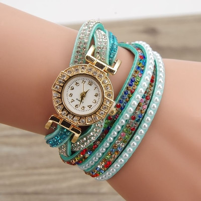 Πολύ ενδιαφέρουσα γυναικείο ρολόι τύπου βραχιόλι με λαμπερά, χρωματιστά βότσαλα για διακόσμηση