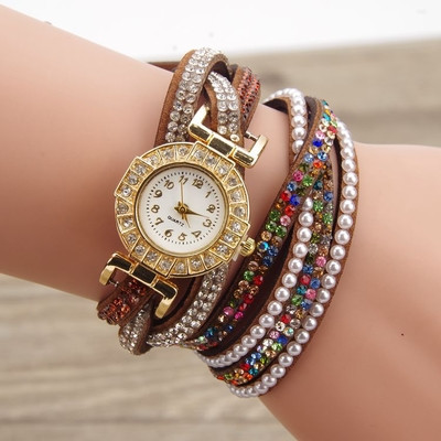 Πολύ ενδιαφέρουσα γυναικείο ρολόι τύπου βραχιόλι με λαμπερά, χρωματιστά βότσαλα για διακόσμηση