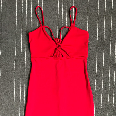 Κομψό κυρίες φόρεμα με τμήματα κομμένα σώμα λαιμόκοψη σε κόκκινο και μαύρο