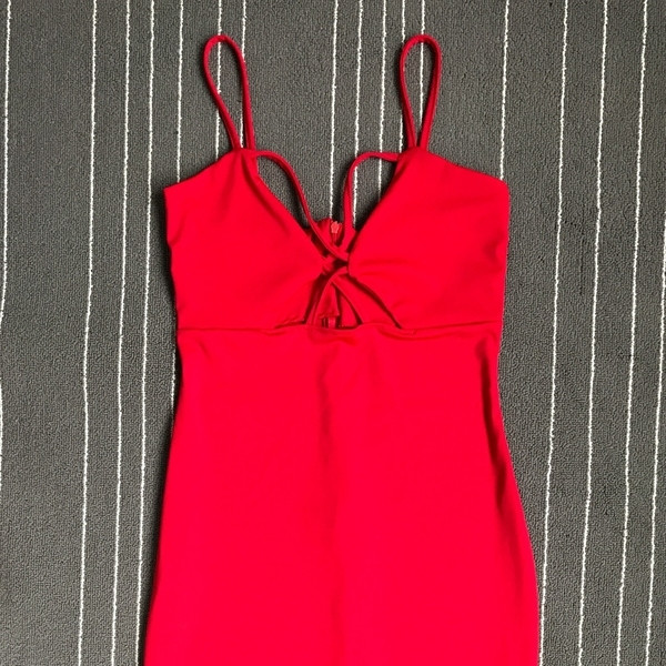 Κομψό κυρίες φόρεμα με τμήματα κομμένα σώμα λαιμόκοψη σε κόκκινο και μαύρο