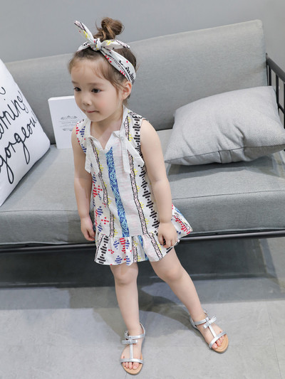 Χαριτωμένα παιδιά ντύνονται στα λευκά με λουλούδια