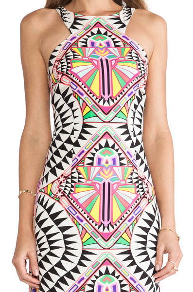 Πολύ ενδιαφέρουσα και μακρά πολύ κομψό κυρίες αμάνικο φόρεμα με πολύχρωμα γεωμετρικά σχήματα