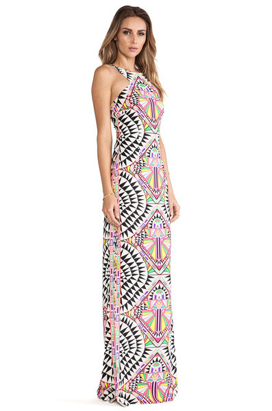 Πολύ ενδιαφέρουσα και μακρά πολύ κομψό κυρίες αμάνικο φόρεμα με πολύχρωμα γεωμετρικά σχήματα